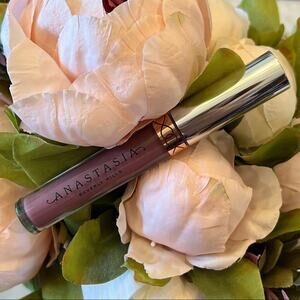 Anastasia Beverly Hills‎ liquid lipstick in Color Veronica Feminine Pink